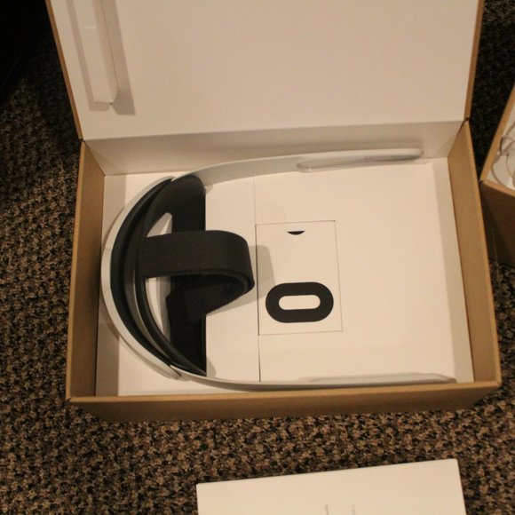 Oculus Meta Quest 2 White 128 Gb All in One Virtual Reality Headset - Picture 3 of 11